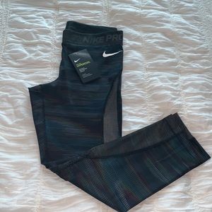 Cropped Nike Pro hypercool leggings with stripes